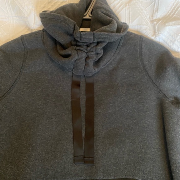 Lululemon Avenue Pullover - Picture 2 of 4